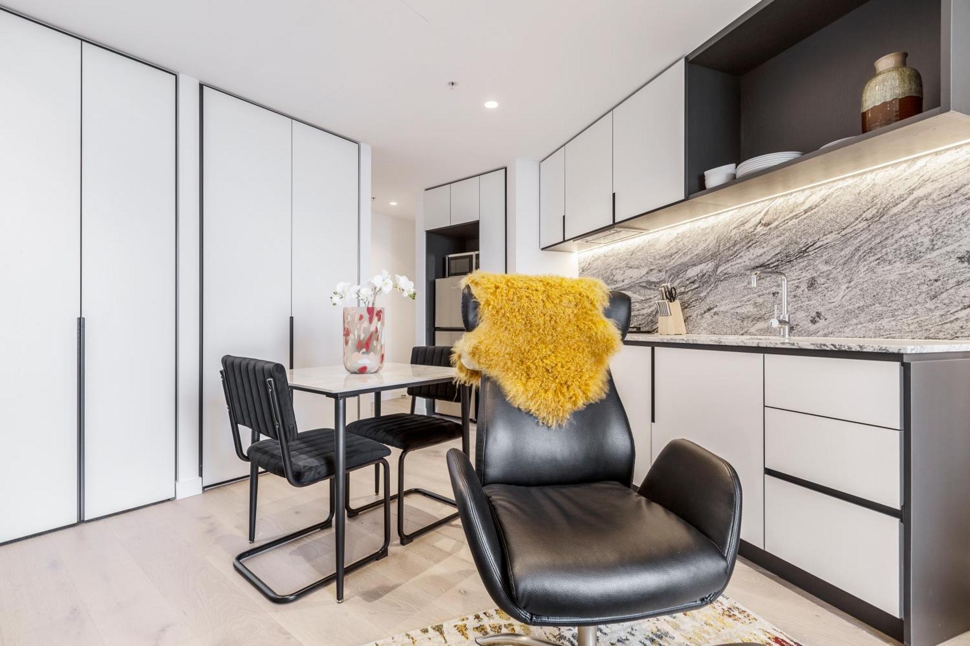West Side Contemporary Pad In Shopping Precinct Apartment *