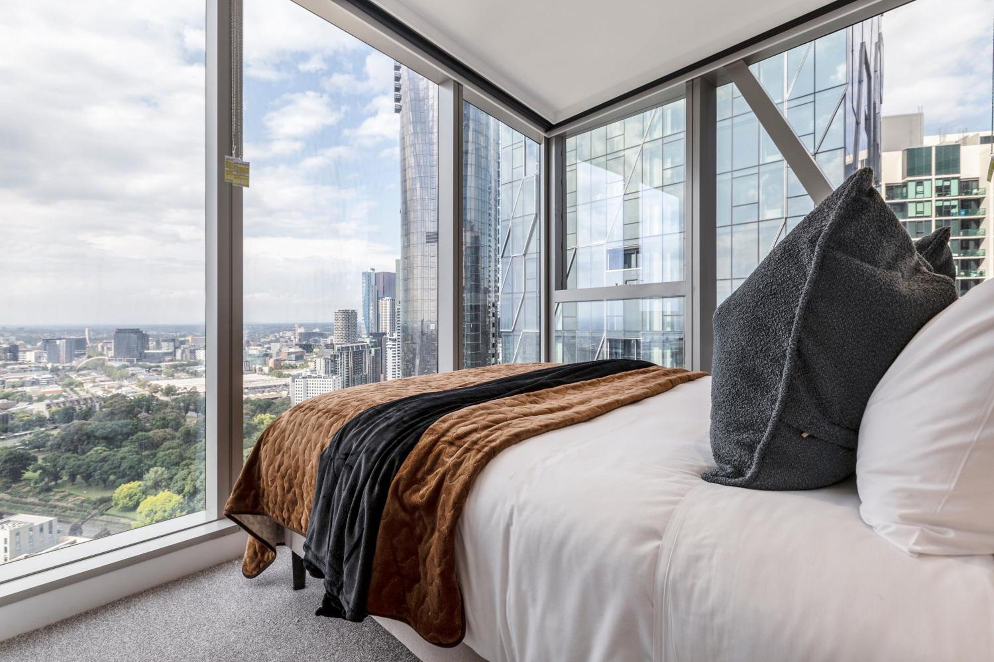 Apartment West Side Contemporary Pad In Shopping Precinct Melbourne