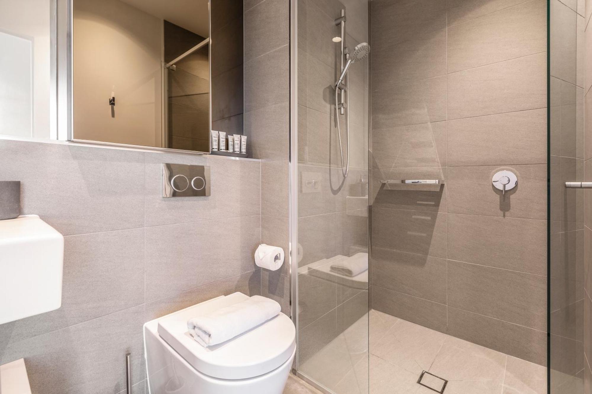 Apartment West Side Contemporary Pad In Shopping Precinct *