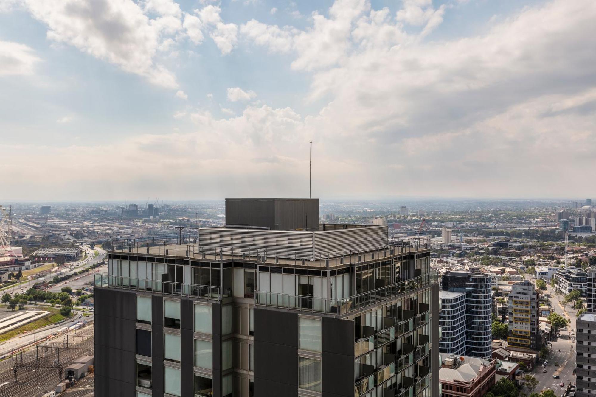 West Side Contemporary Pad In Shopping Precinct *