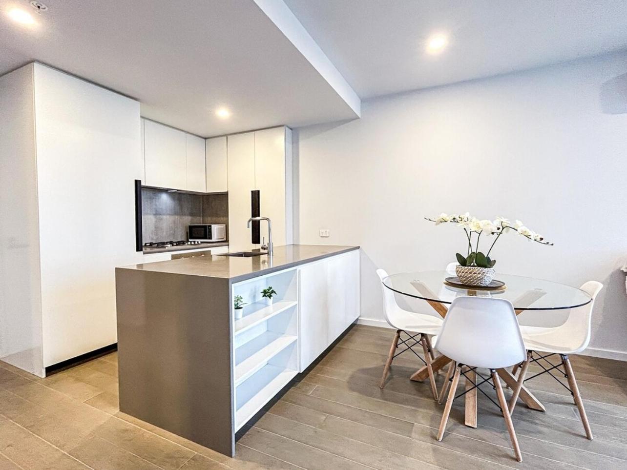 Modern Style 2br1ba In Cbdpoolgymwi-fi Melbourne