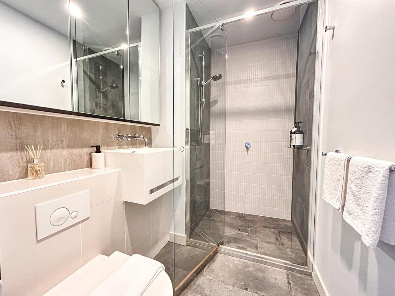 Dreamy View On High Level 2br1ba Cbd Poolgy Melbourne