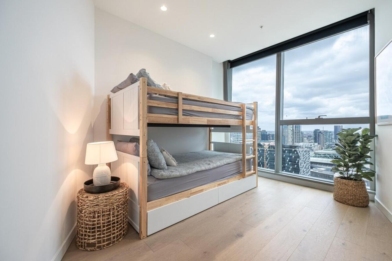 Irresistible 3br2ba Apt West Side Place Apartment