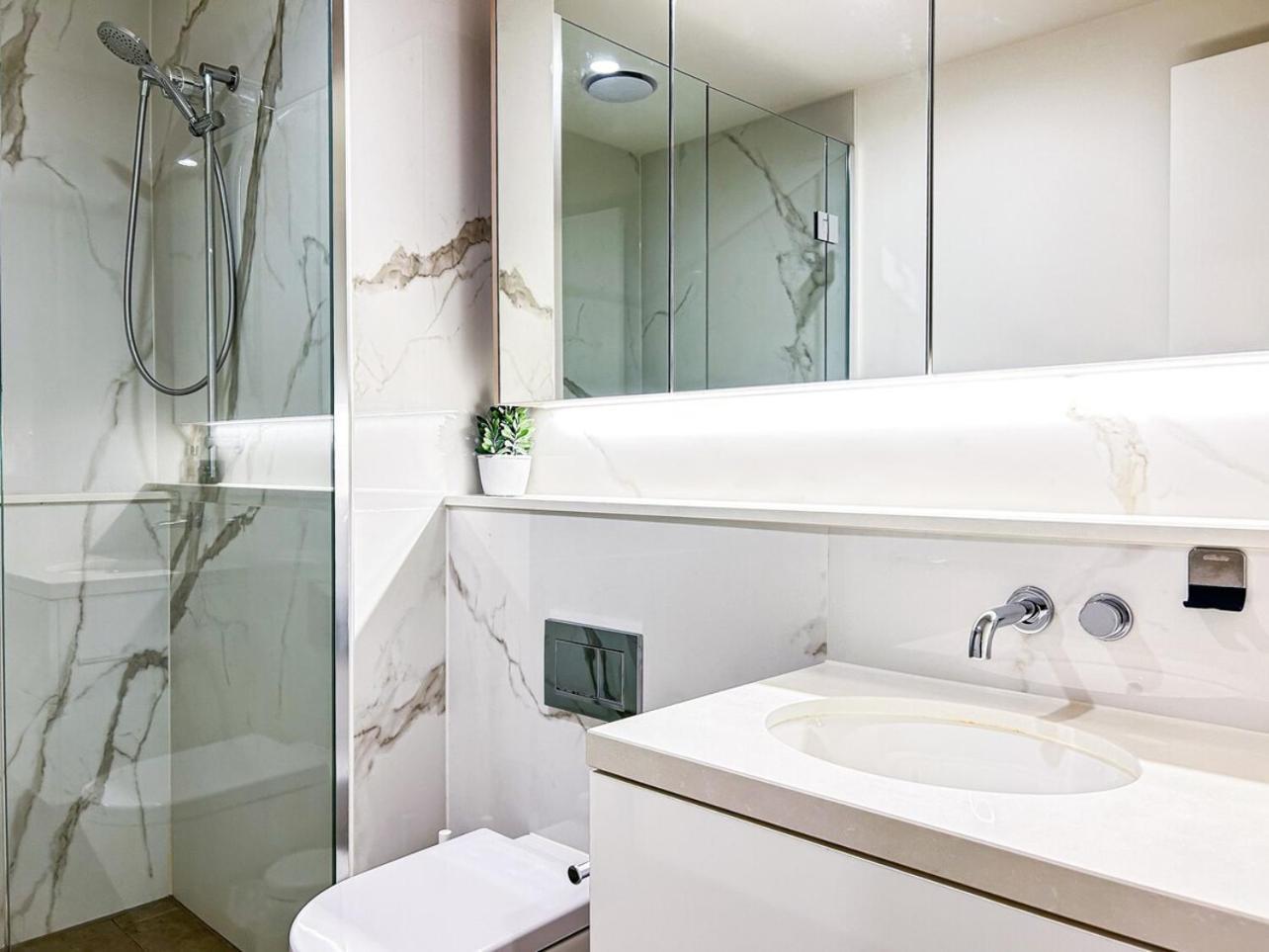 Apartment Close To Mel Uni 2br2ba Parking Balconywifigym *