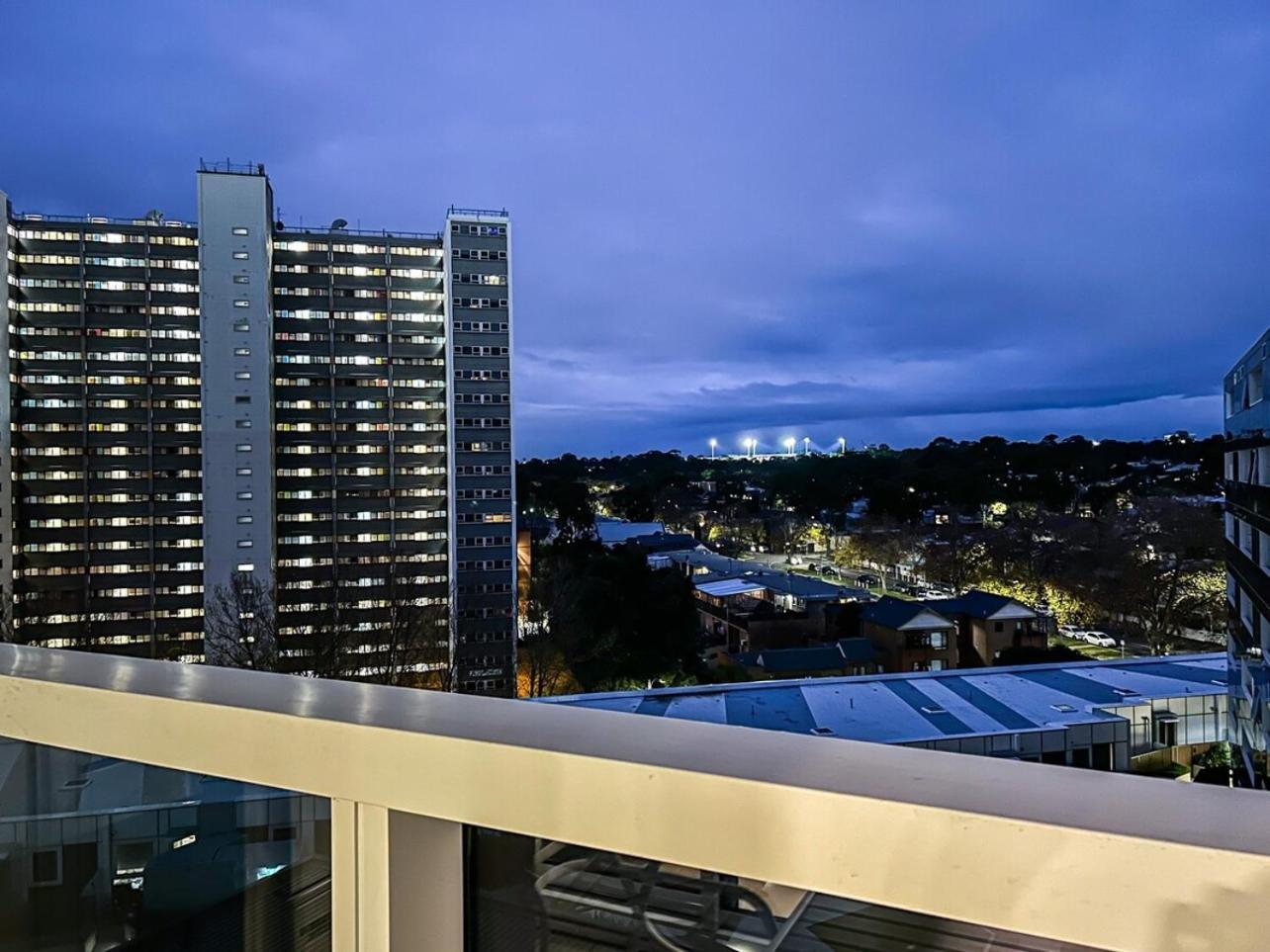 Close To Mel Uni 2br2ba Parking Balconywifigym Apartment