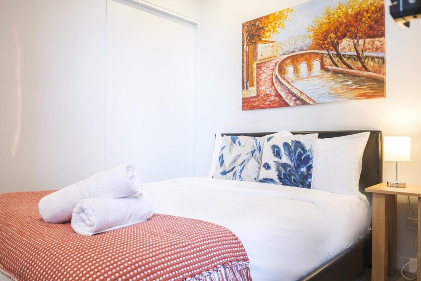High Level On 42th Floor 2br 1ba Balcony Apartment Melbourne