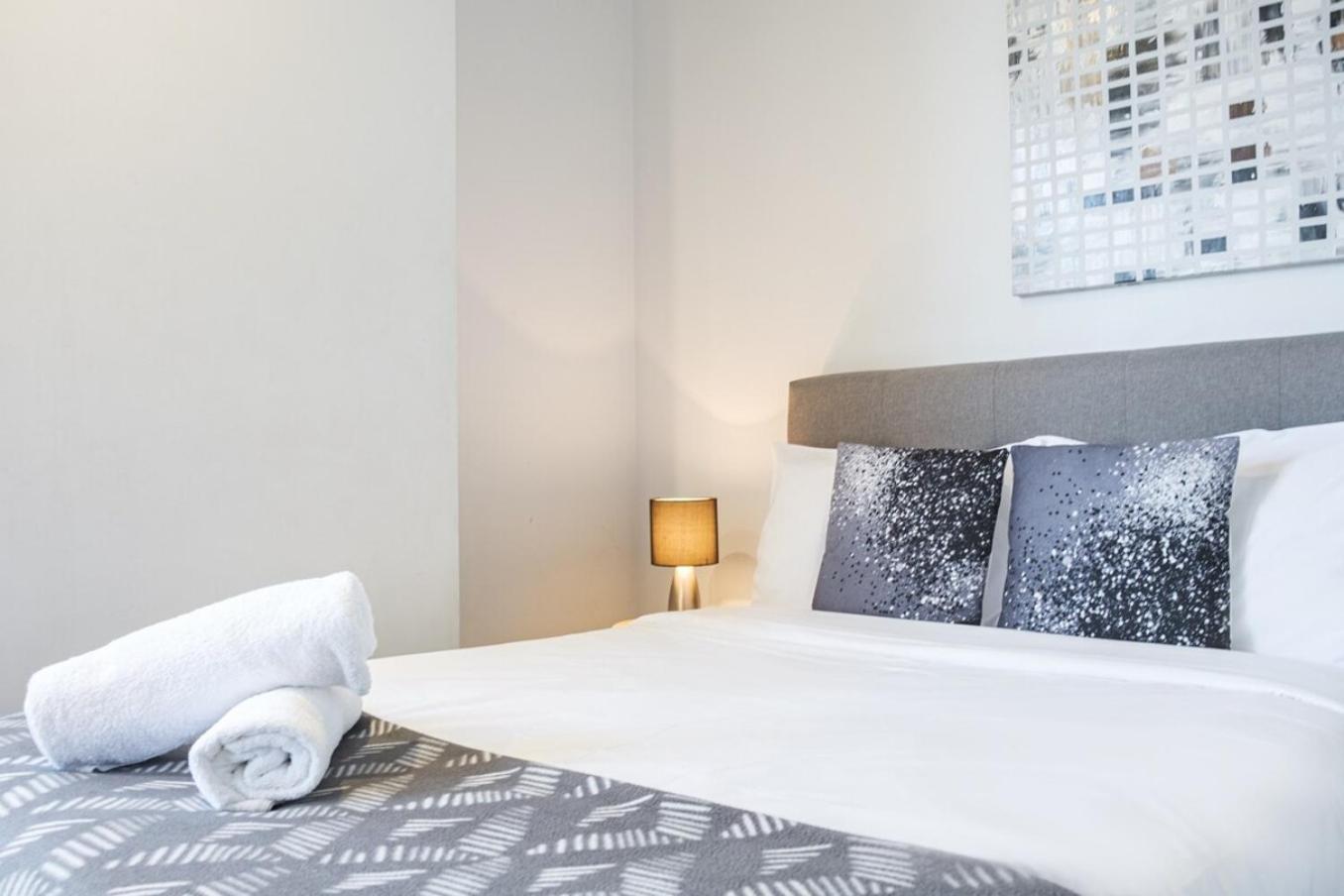 High Level On 42th Floor 2br 1ba Balcony * Melbourne