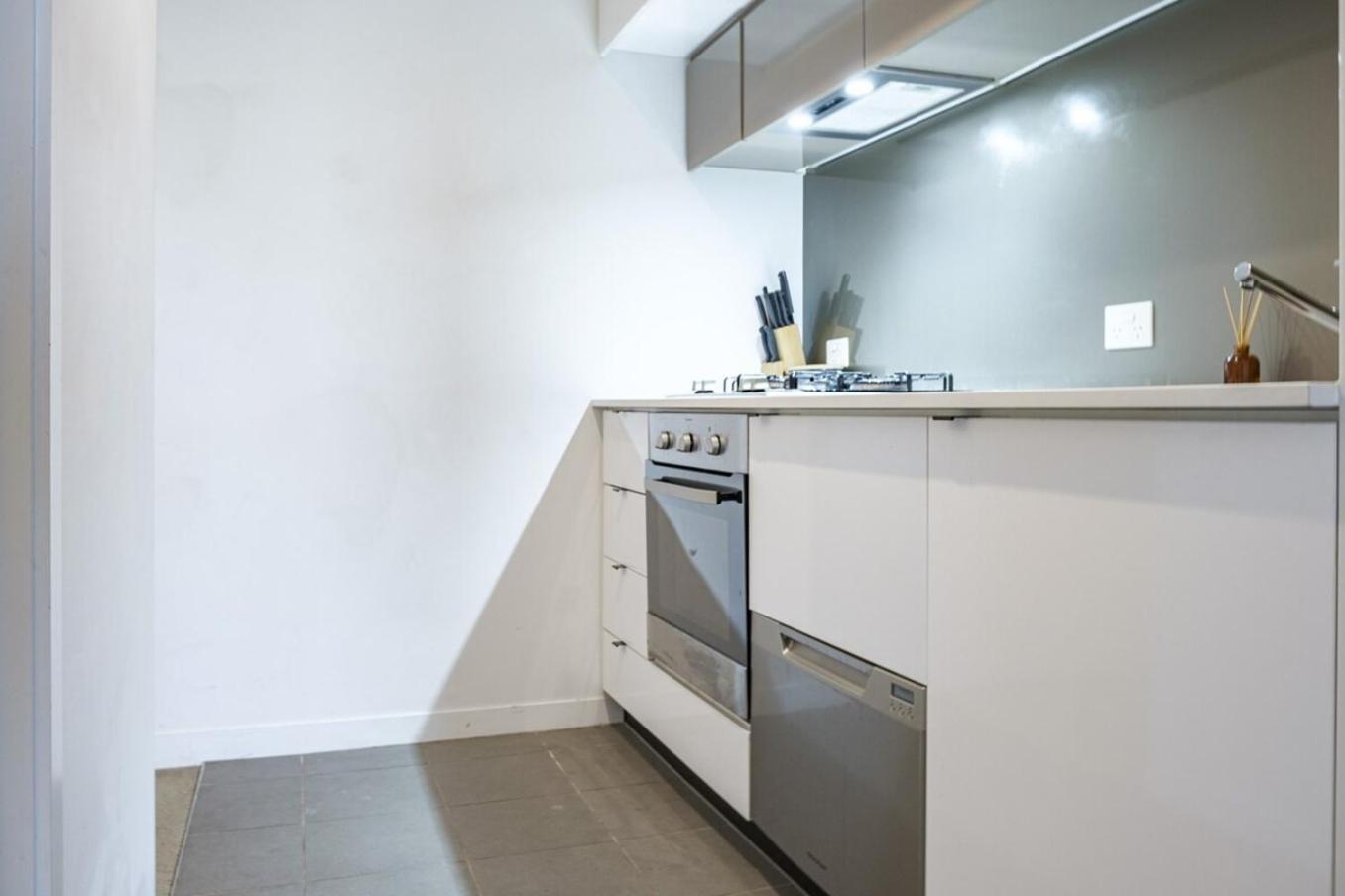 High Level On 42th Floor 2br 1ba Balcony Apartment Melbourne
