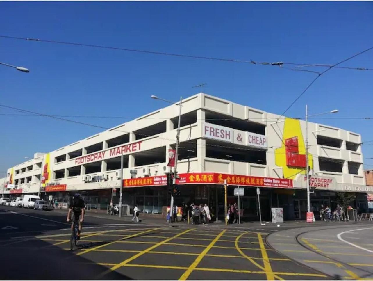 Pleasant &bright 2br2ba Footscray Pool Apartment *
