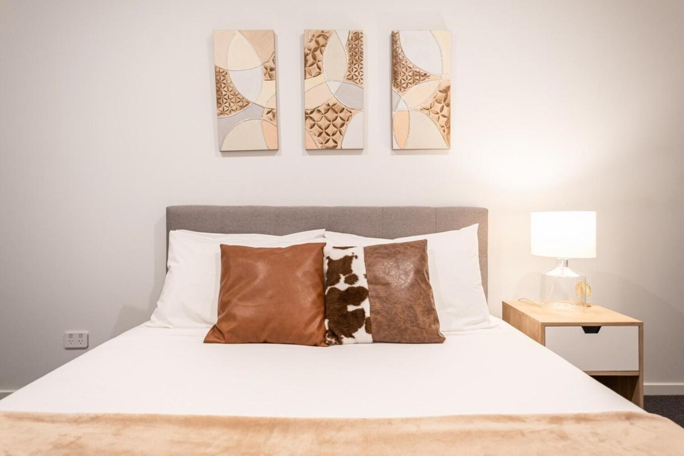 Pleasant &bright 2br2ba Footscray Pool *