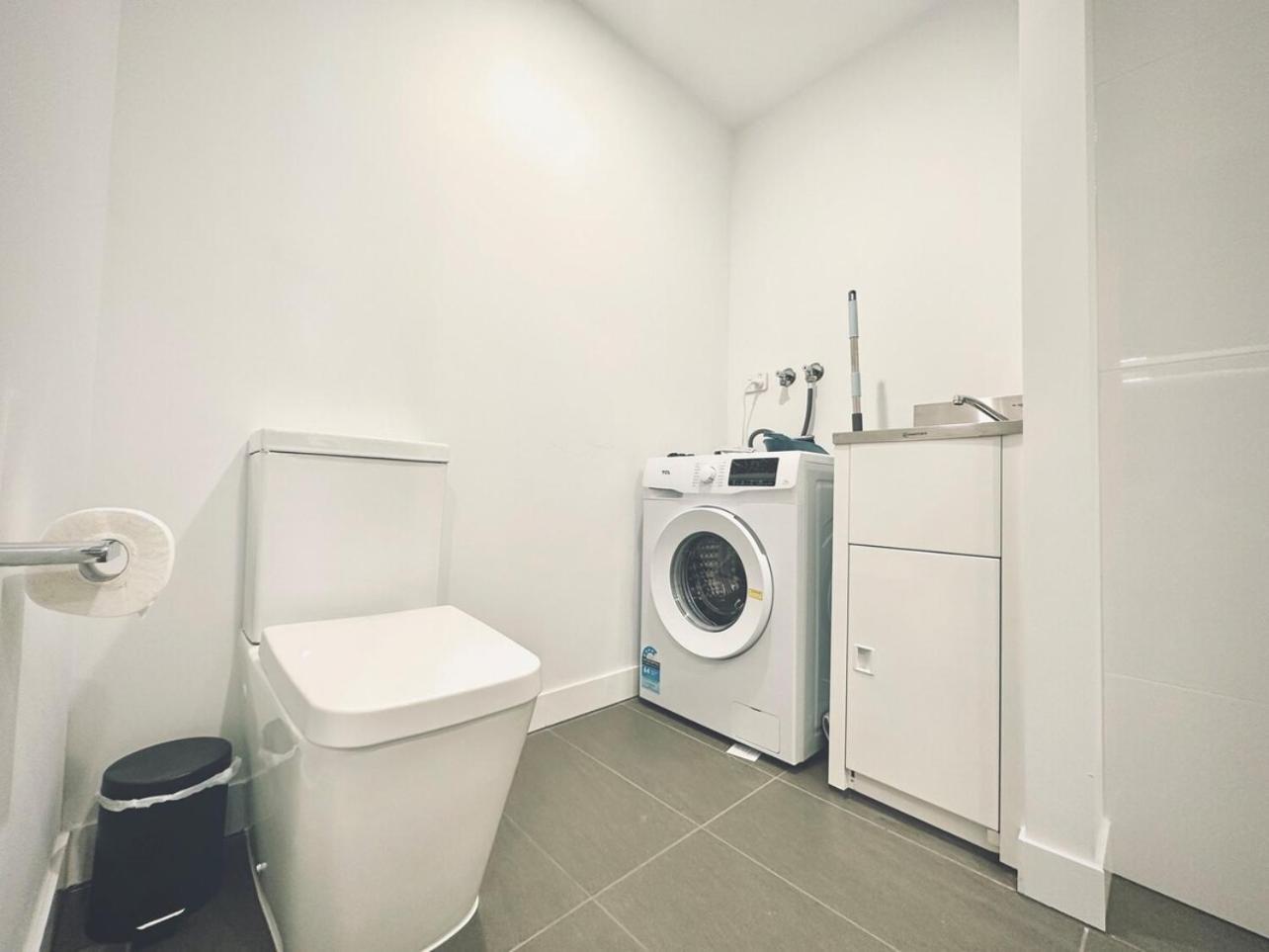 Pleasant &bright 2br2ba Footscray Pool Apartment *