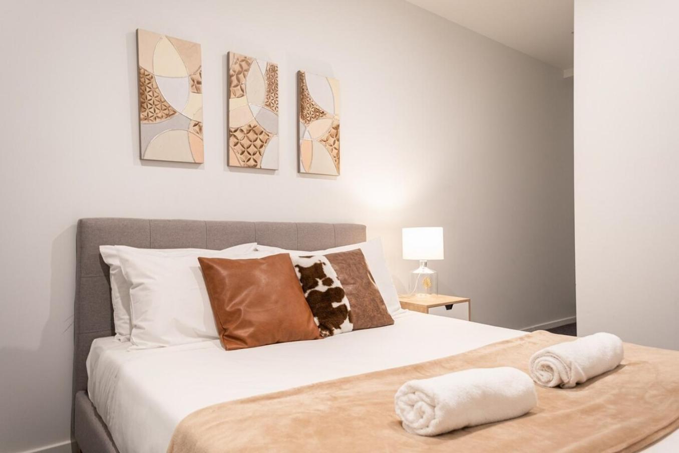 Apartment Pleasant &bright 2br2ba Footscray Pool *