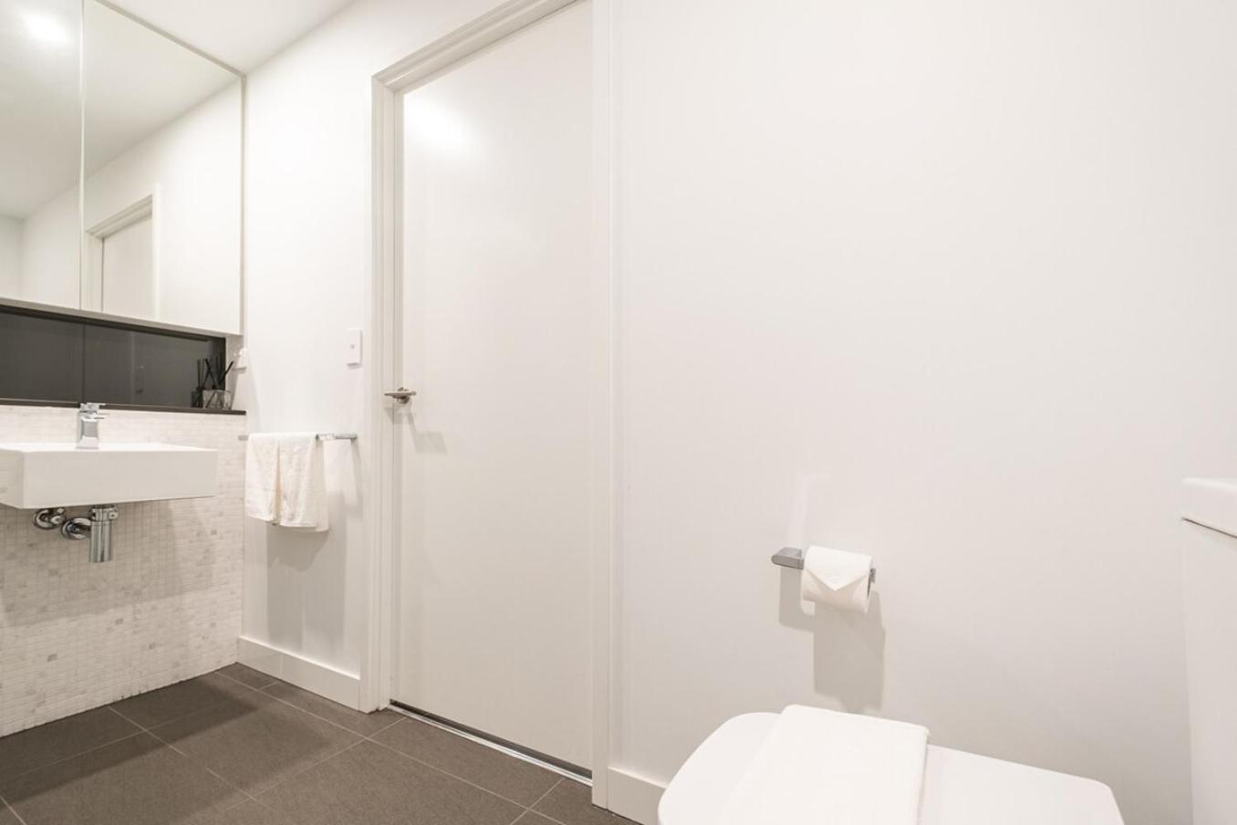 Pleasant &bright 2br2ba Footscray Pool Apartment Melbourne