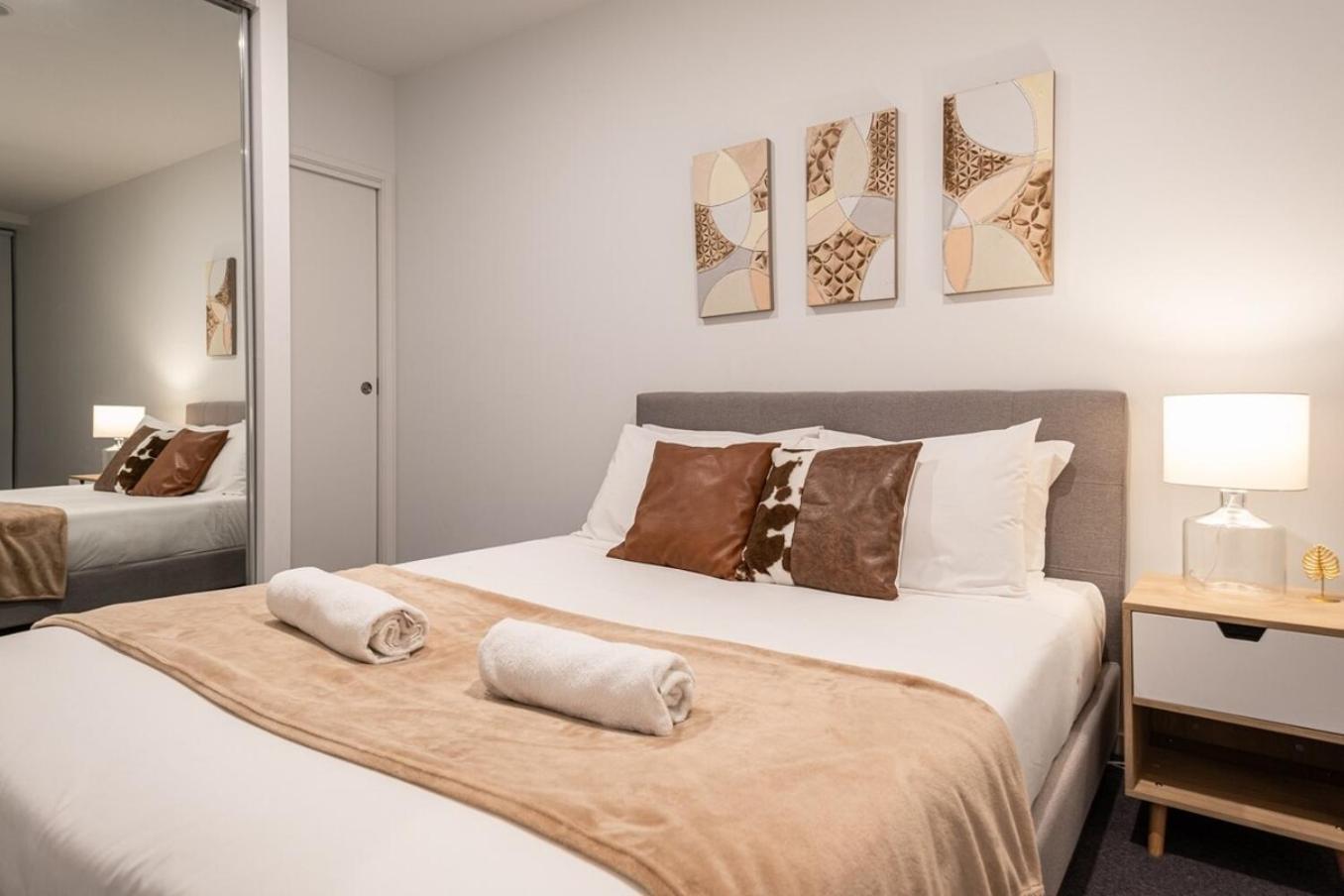 Pleasant &bright 2br2ba Footscray Pool *
