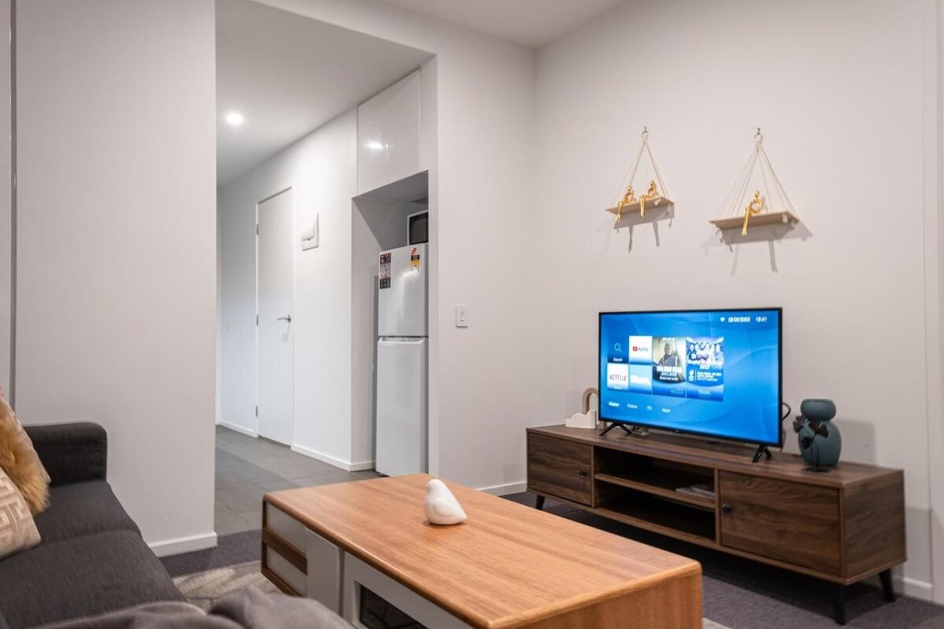 Pleasant &bright 2br2ba Footscray Pool