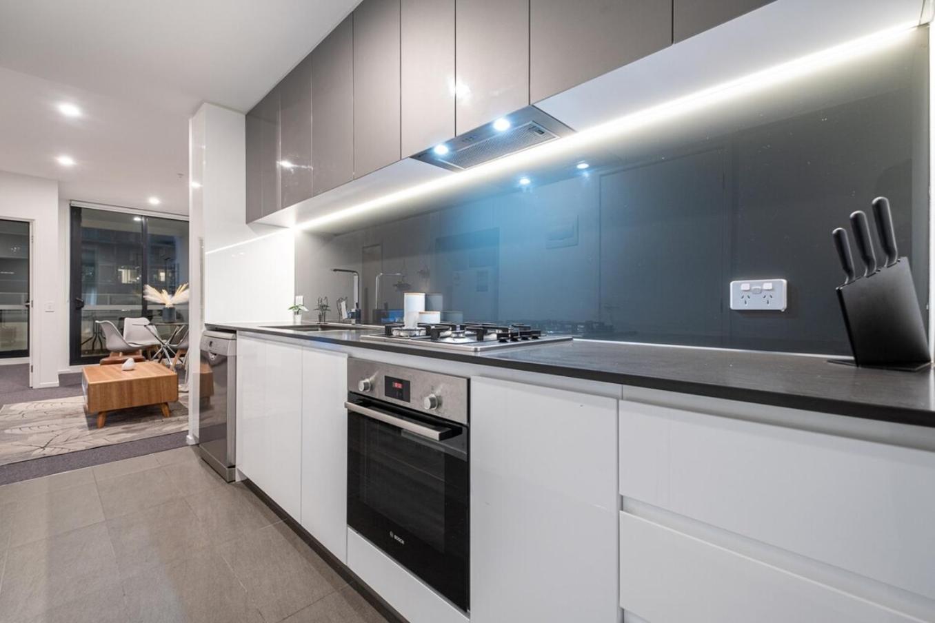 Pleasant &bright 2br2ba Footscray Pool Apartment