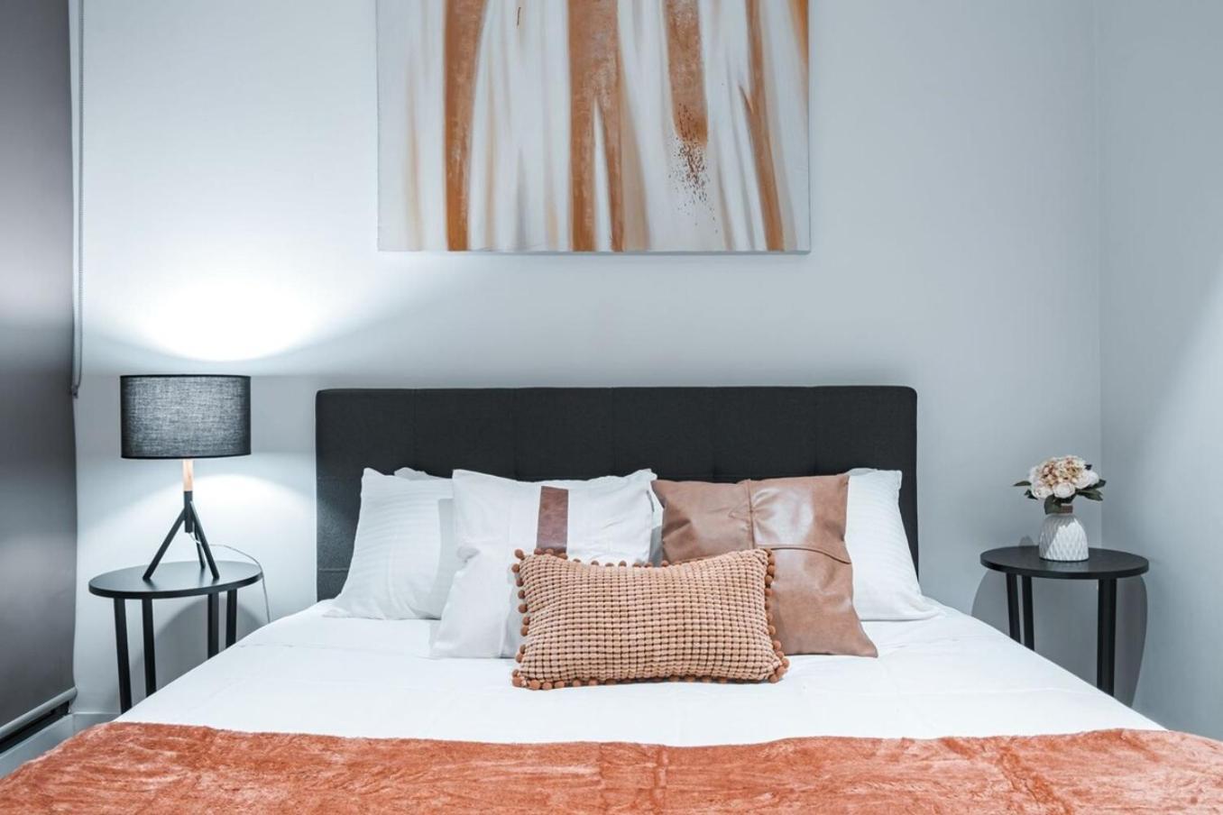 Next To Marvel Stadium 2br Free Parking Apartment *
