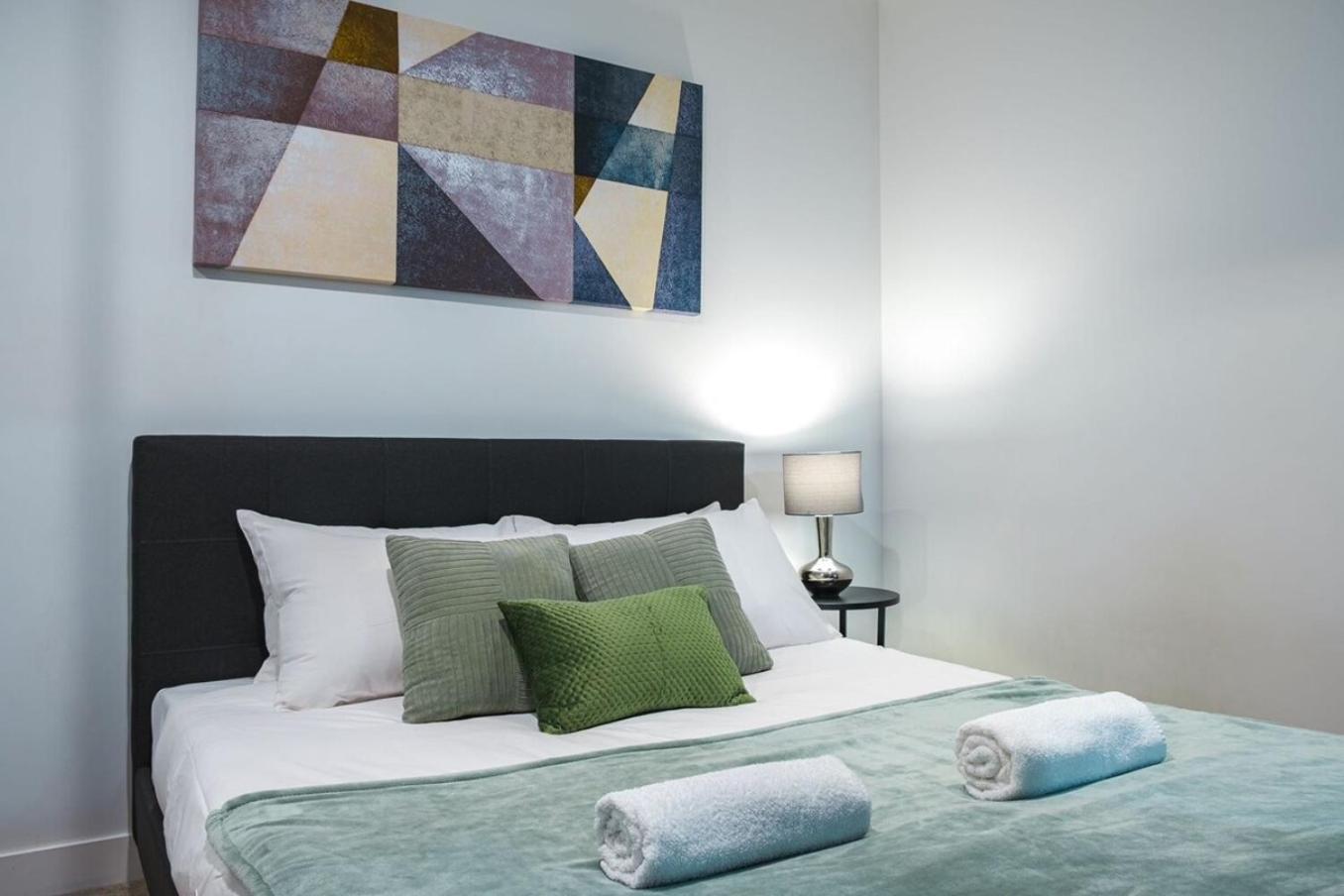 Next To Marvel Stadium 2br Free Parking Apartment