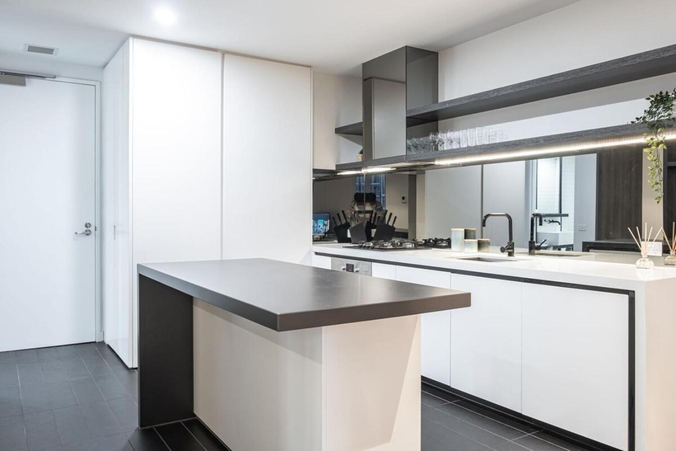 Next To Marvel Stadium 2br Free Parking Apartment *