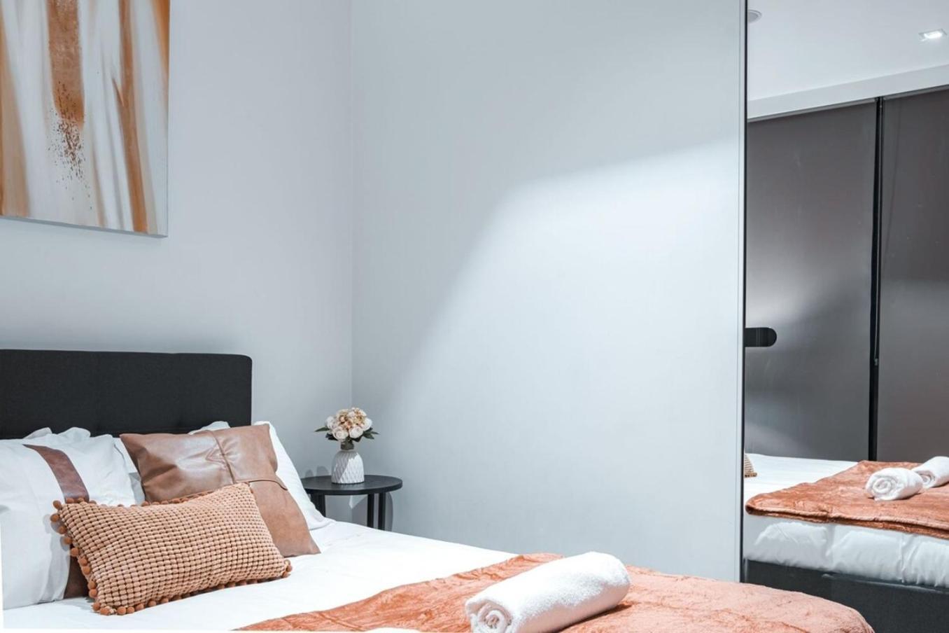 Apartment Next To Marvel Stadium 2br Free Parking *