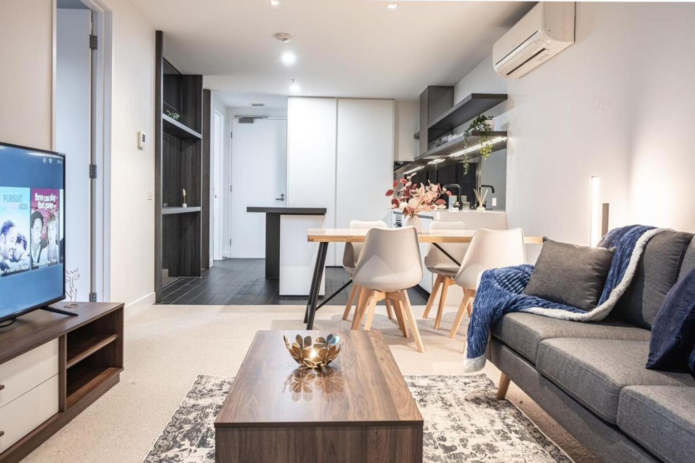 Next To Marvel Stadium 2br Free Parking Apartment *