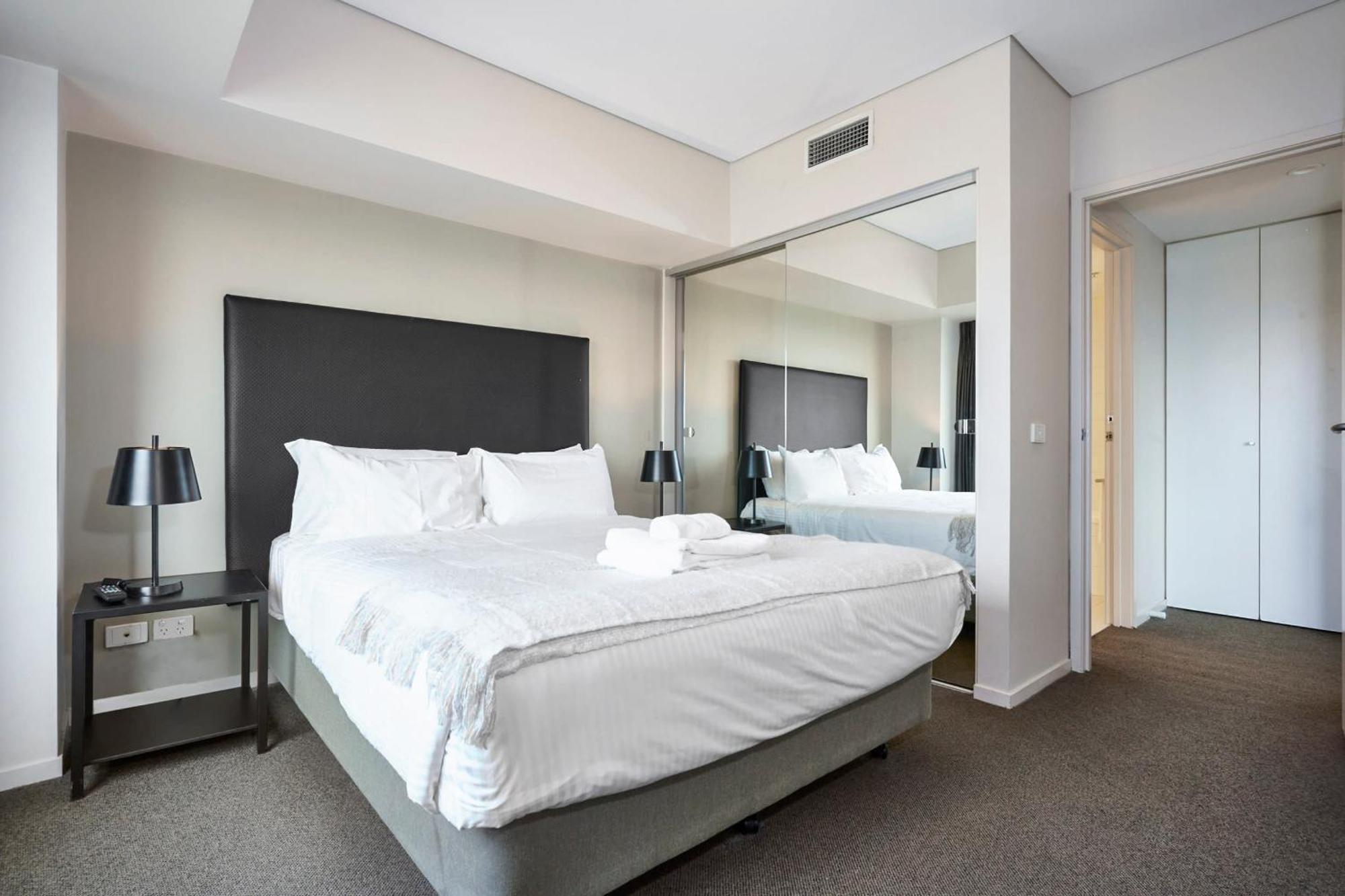 Southbank Retreat With Car Park Gym Pool & Hot Tub