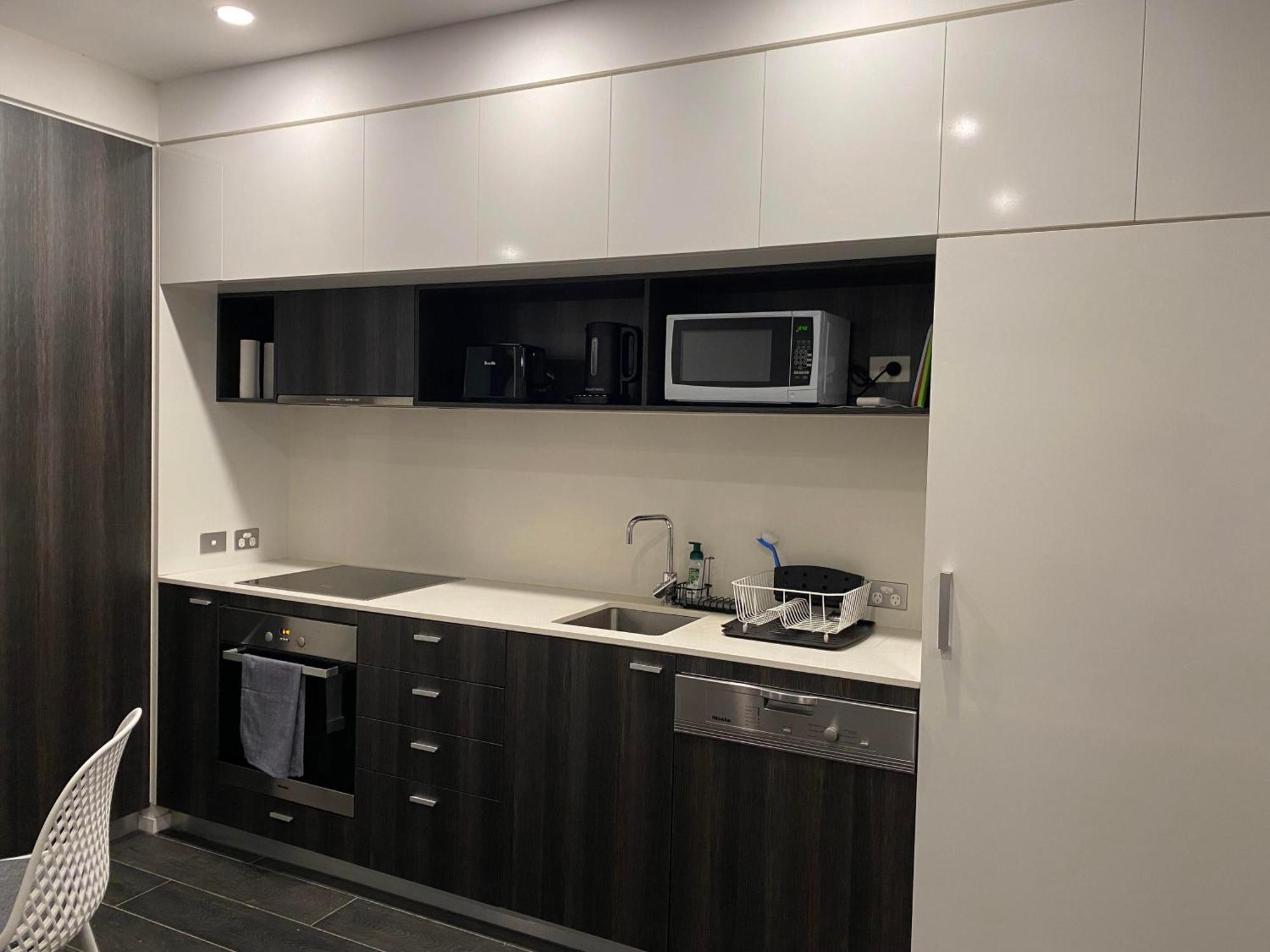 Modern Quiet 1 & 2 Bed Opposite Park Melbourne