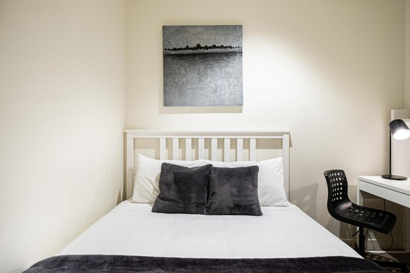 The Williams 2br Apt Pool Gymwifi Balcony Melbourne