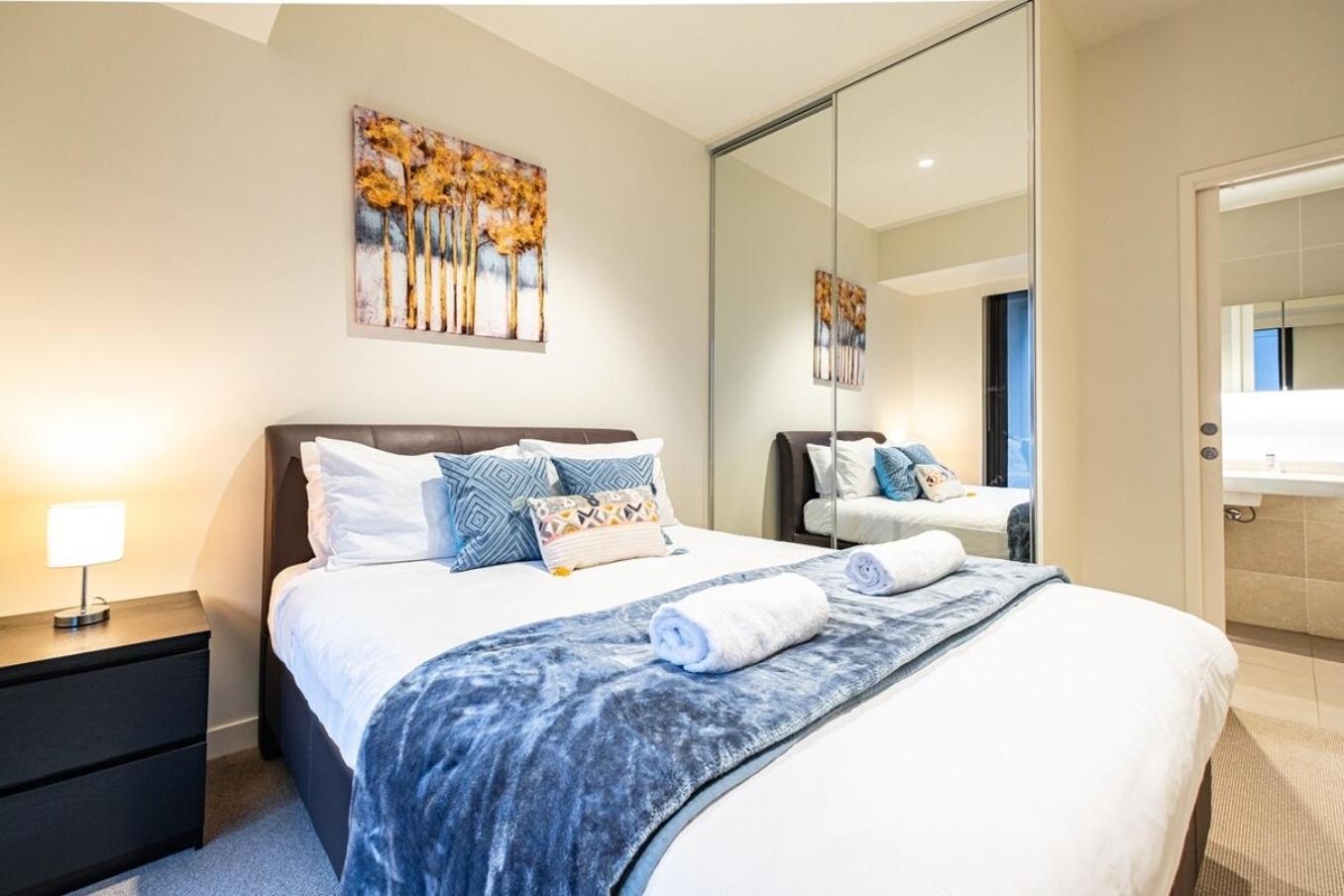 The Williams 2br Apt Pool Gymwifi Balcony Melbourne