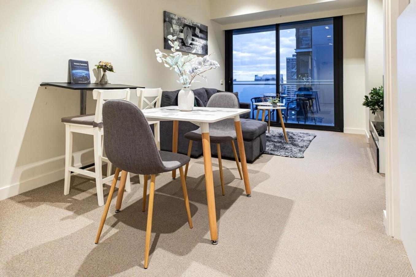 The Williams 2br Apt Pool Gymwifi Balcony Melbourne