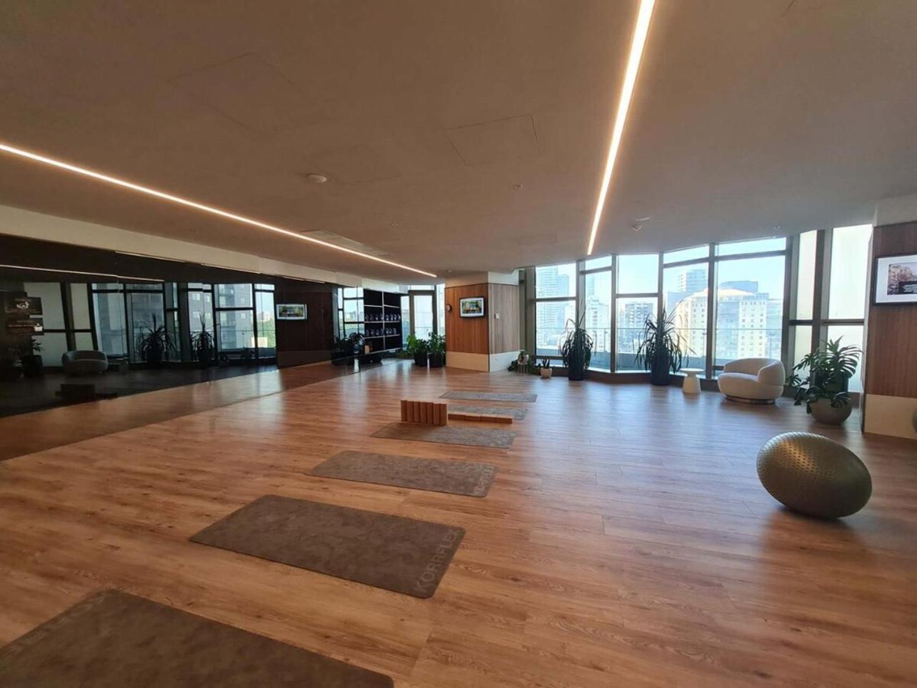 Panoramic View Highlevel 2brwest Side Swimgym Melbourne