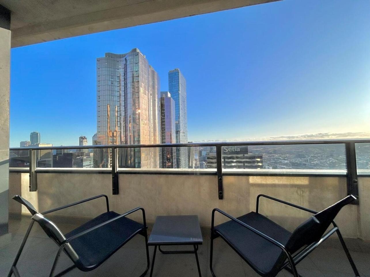 Luxury Living On Floors 3 Bedroom Melbournecbd Apartment *