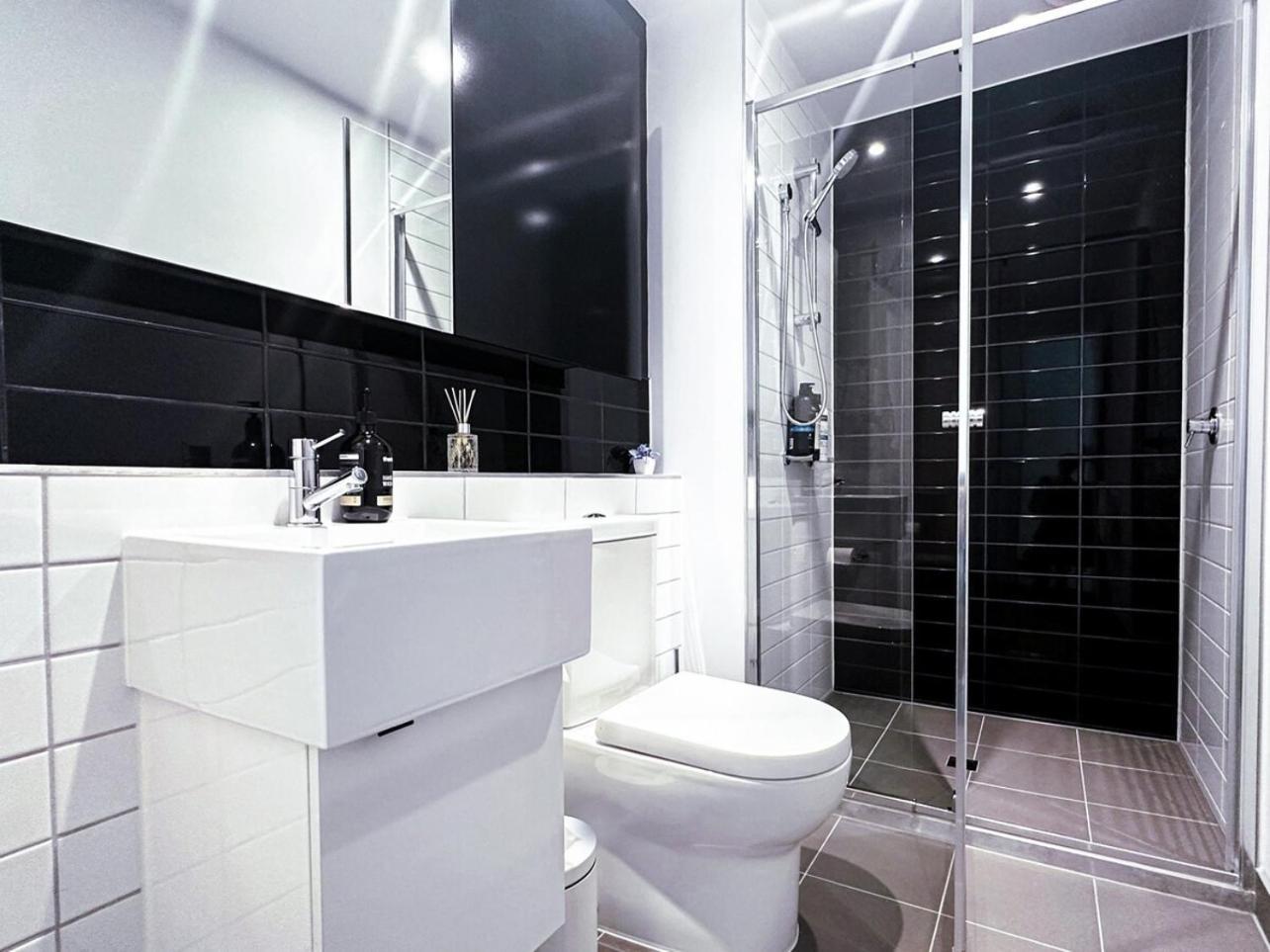 Luxury Living On Floors 3 Bedroom Melbournecbd