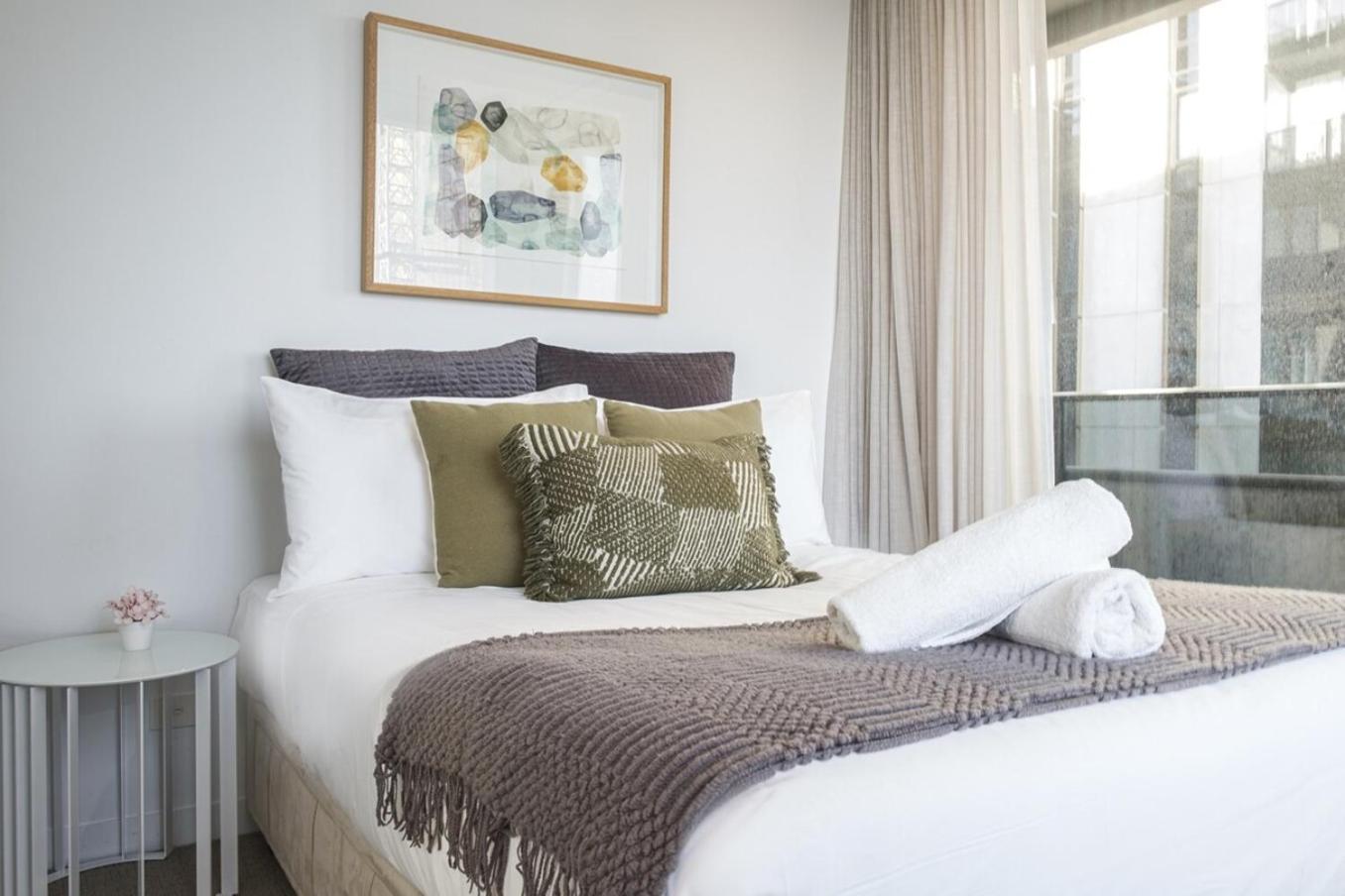 Luxury Living On Floors 3 Bedroom Melbournecbd Apartment Melbourne