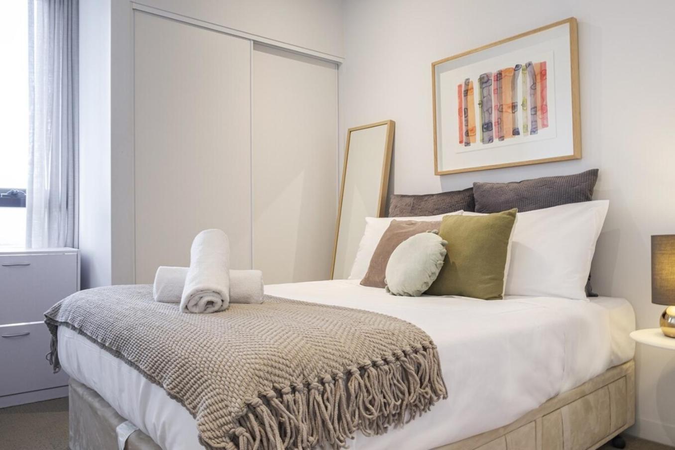 Luxury Living On Floors 3 Bedroom Melbournecbd