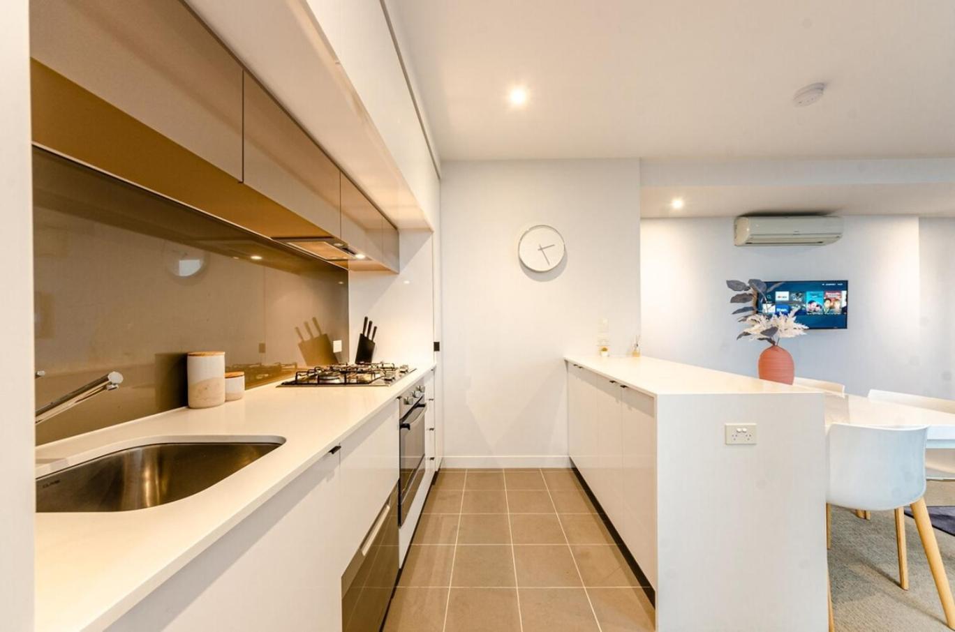 Luxury Living On Floors 3 Bedroom Melbournecbd Apartment *