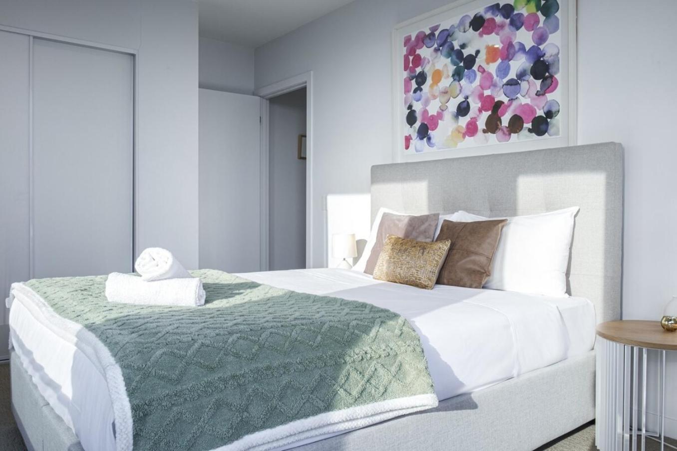 Luxury Living On Floors 3 Bedroom Melbournecbd Apartment Melbourne