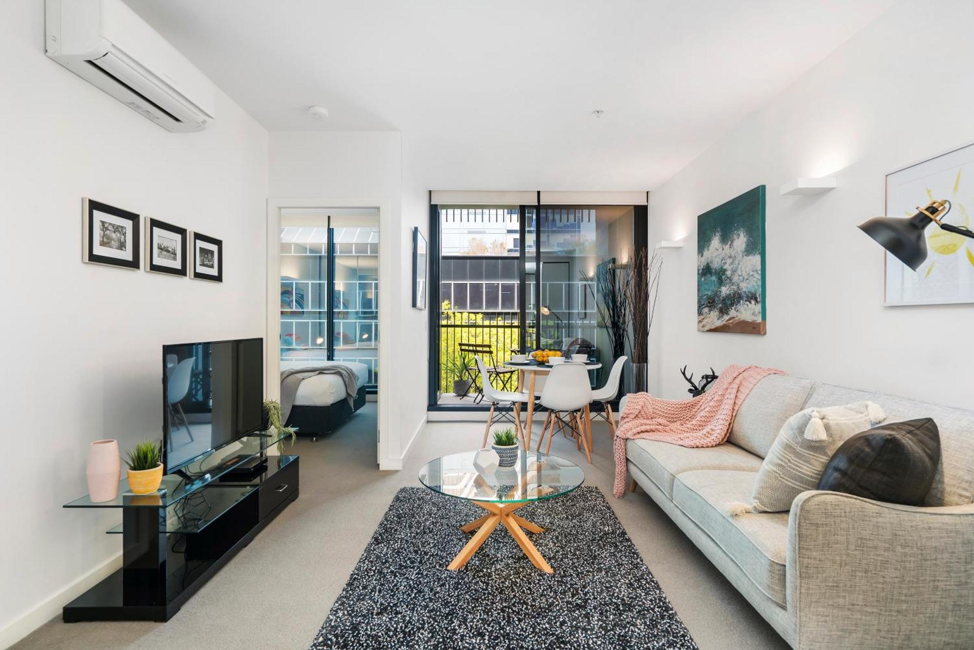 Complete Host Leopold * Melbourne