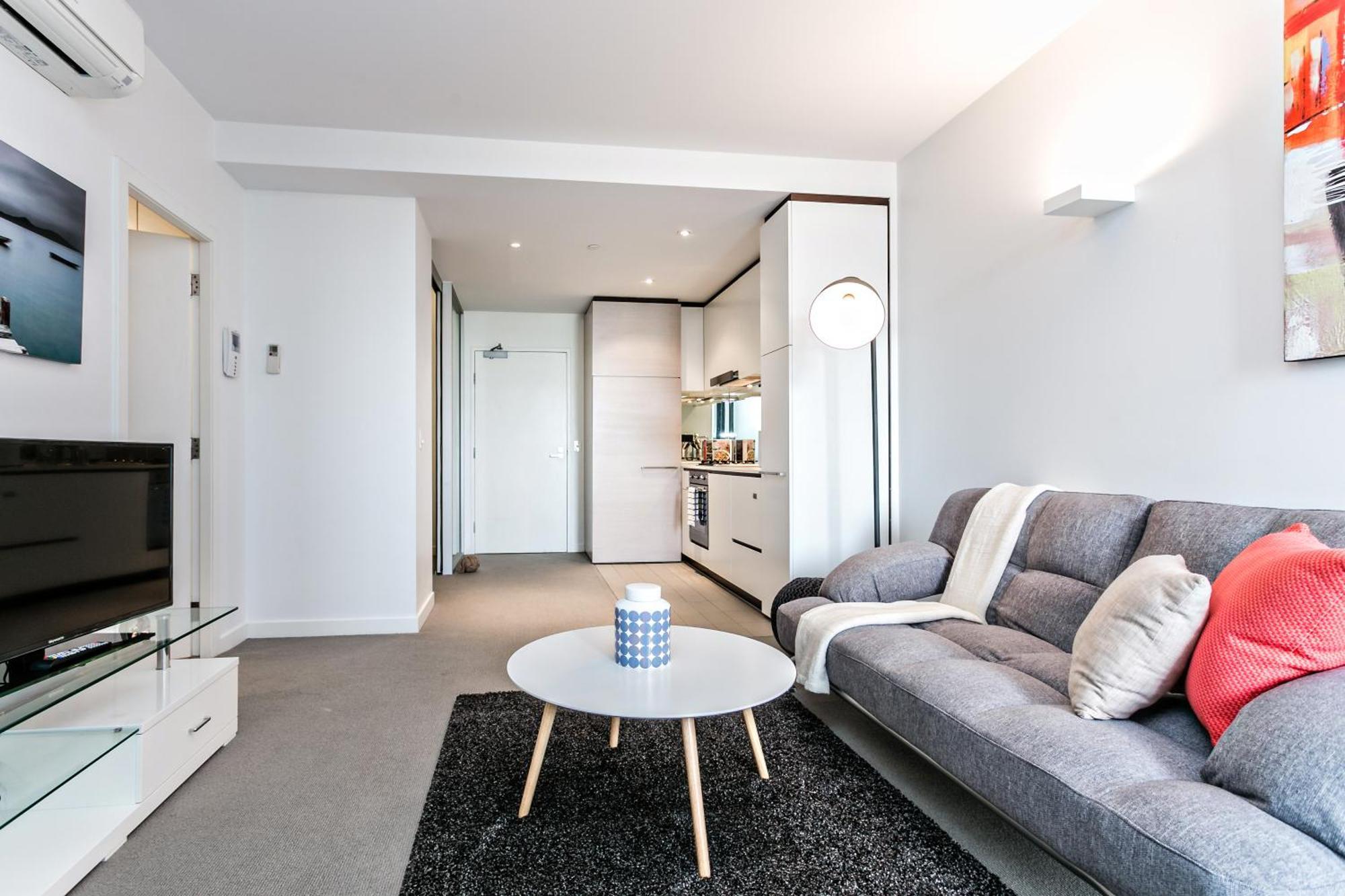 Complete Host Leopold * Melbourne