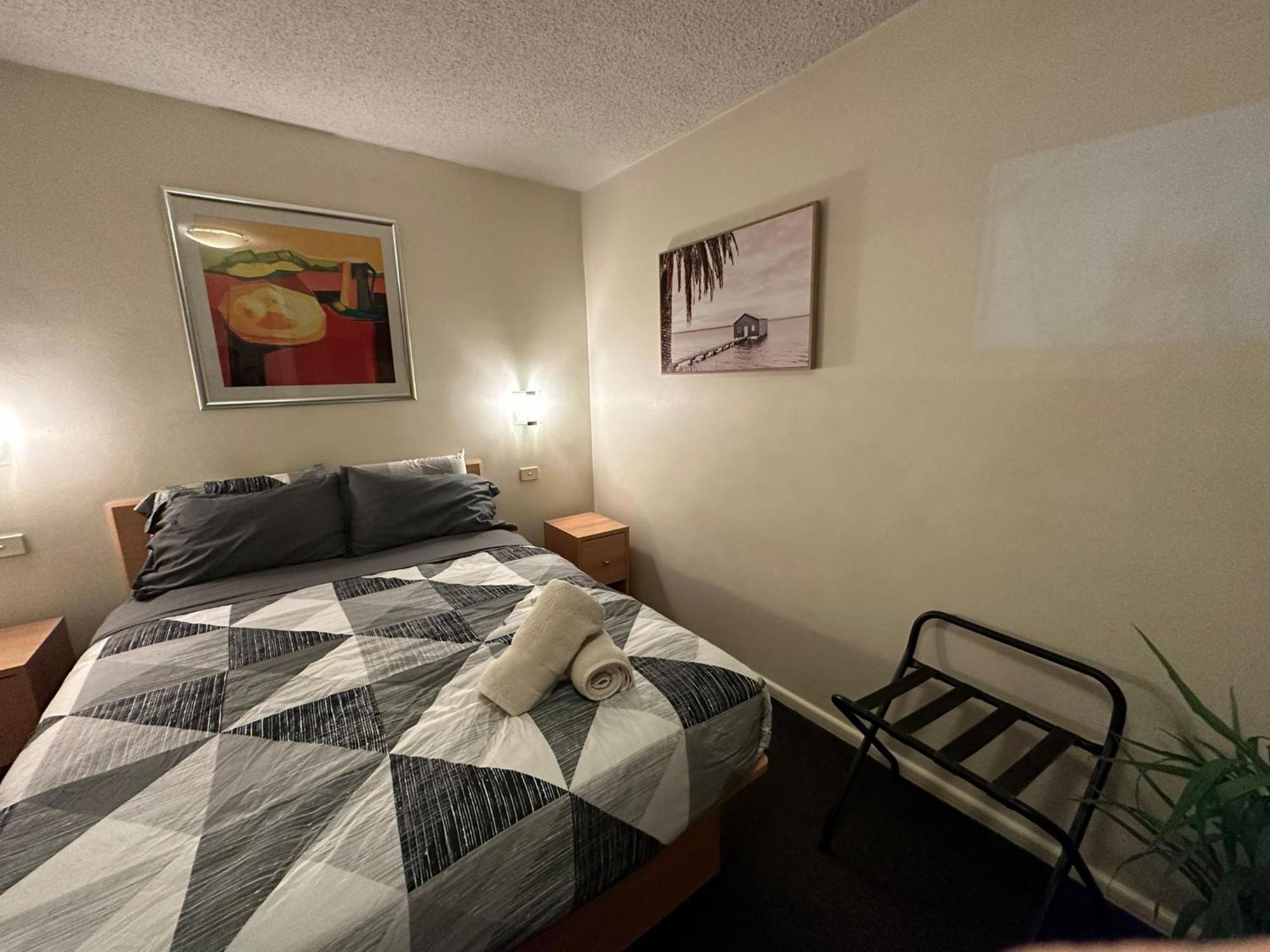 Acland Street Free Parking Apartment