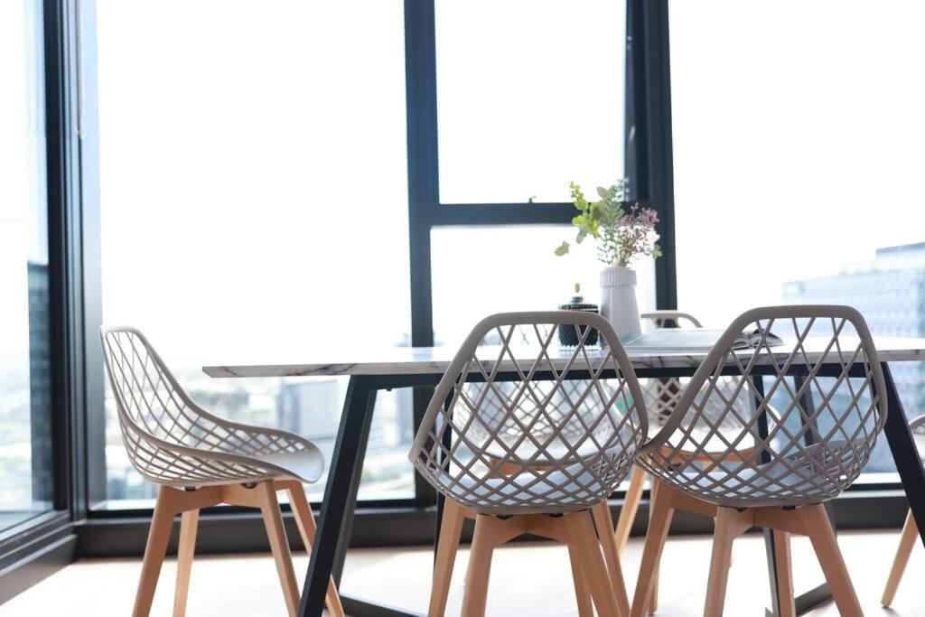 Apartment 10d Stunning Ocean And Yara River View 2bedroom Abnb With Free Parking