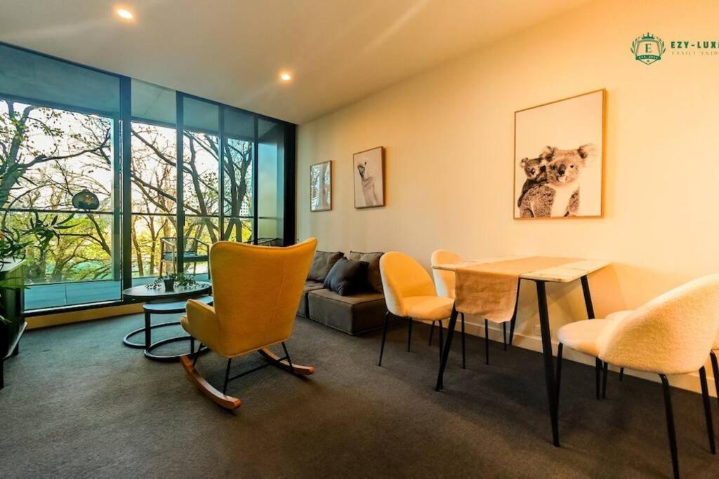 Elegant In Park With Rooftop Infinity Pool On St Kilda Road, Apartment