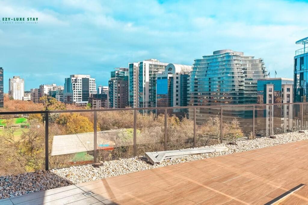 Elegant In Park With Rooftop Infinity Pool On St Kilda Road, Apartment