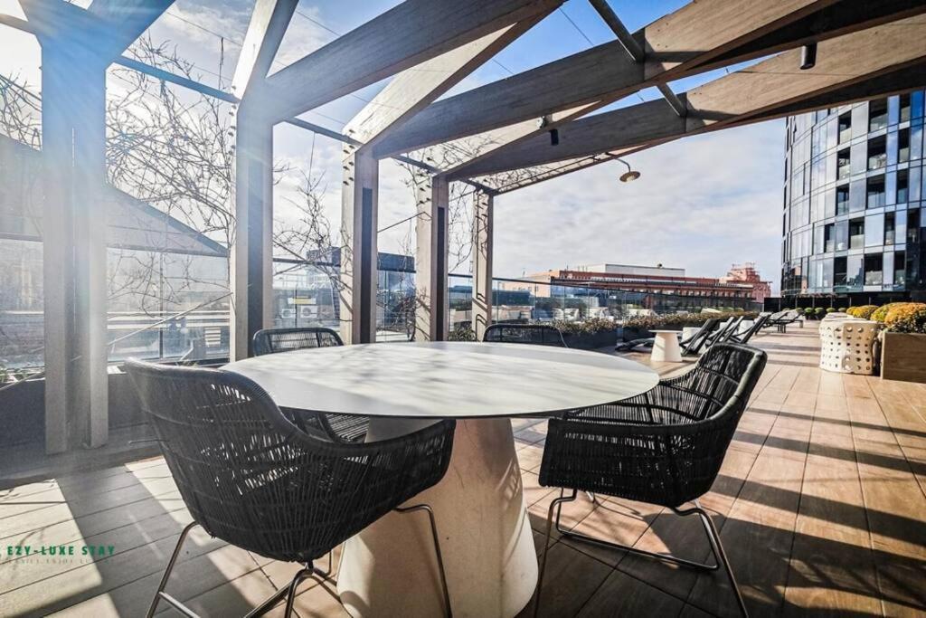Elegant In Park With Rooftop Infinity Pool On St Kilda Road, Melbourne