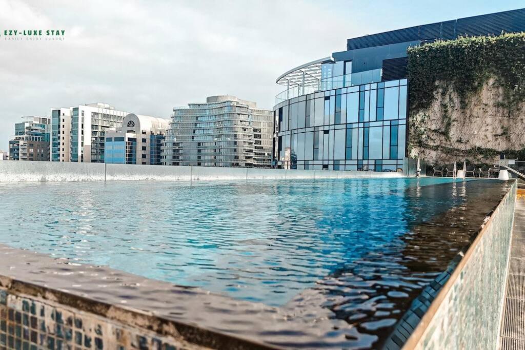Elegant In Park With Rooftop Infinity Pool On St Kilda Road, Melbourne