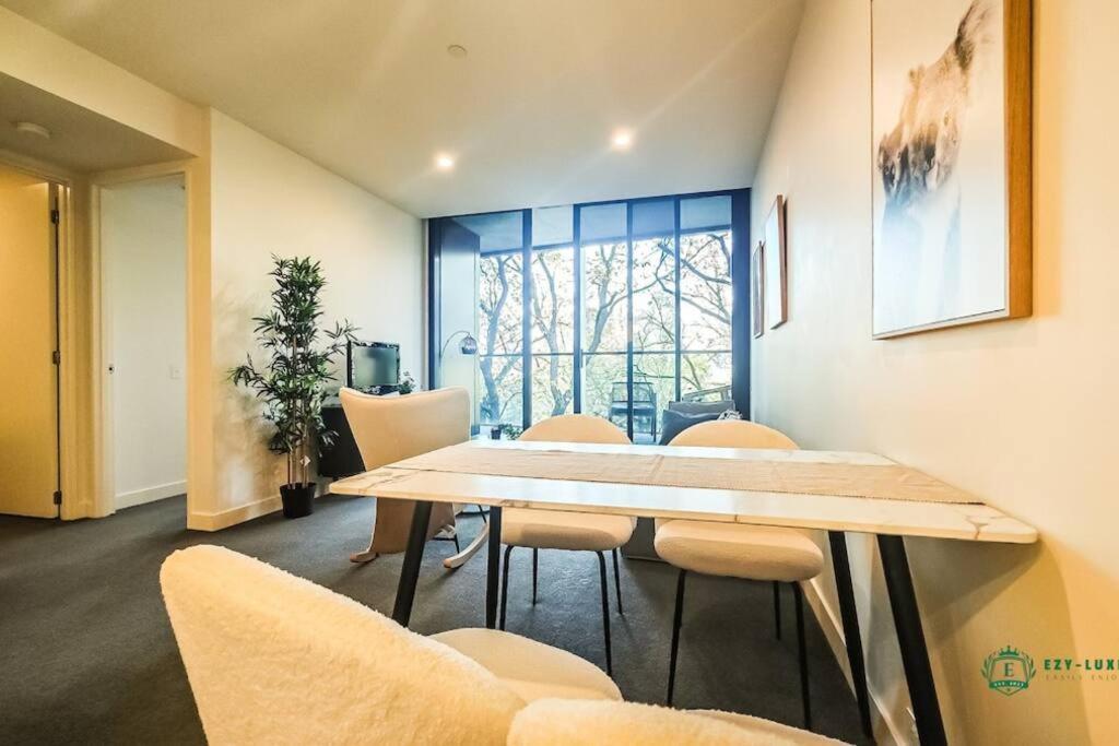 Elegant In Park With Rooftop Infinity Pool On St Kilda Road, *