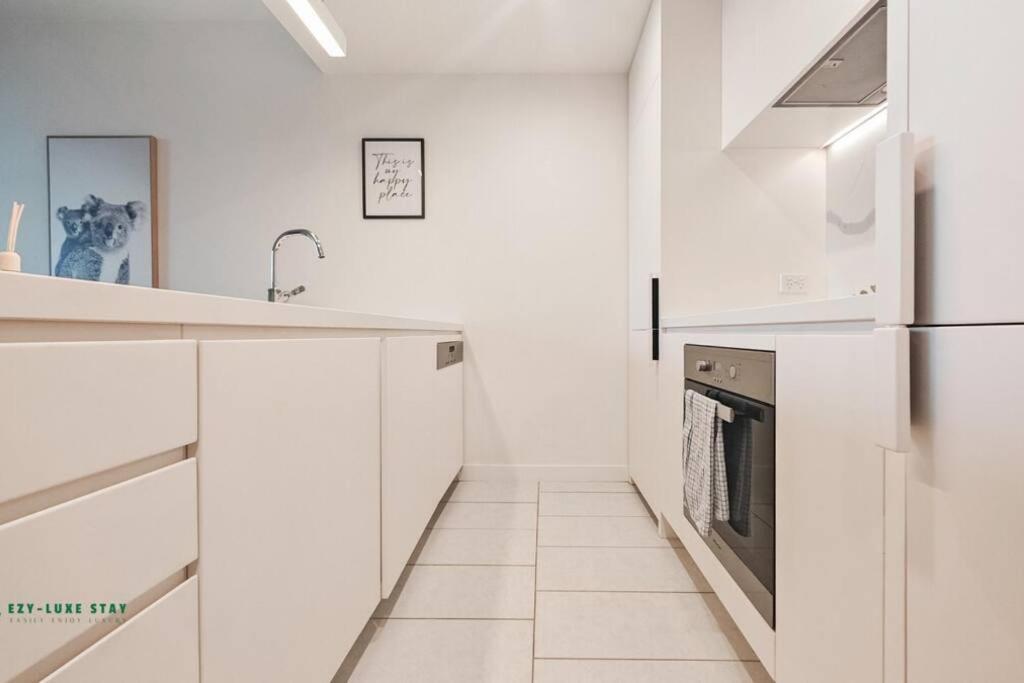 Elegant In Park With Rooftop Infinity Pool On St Kilda Road, Apartment Melbourne