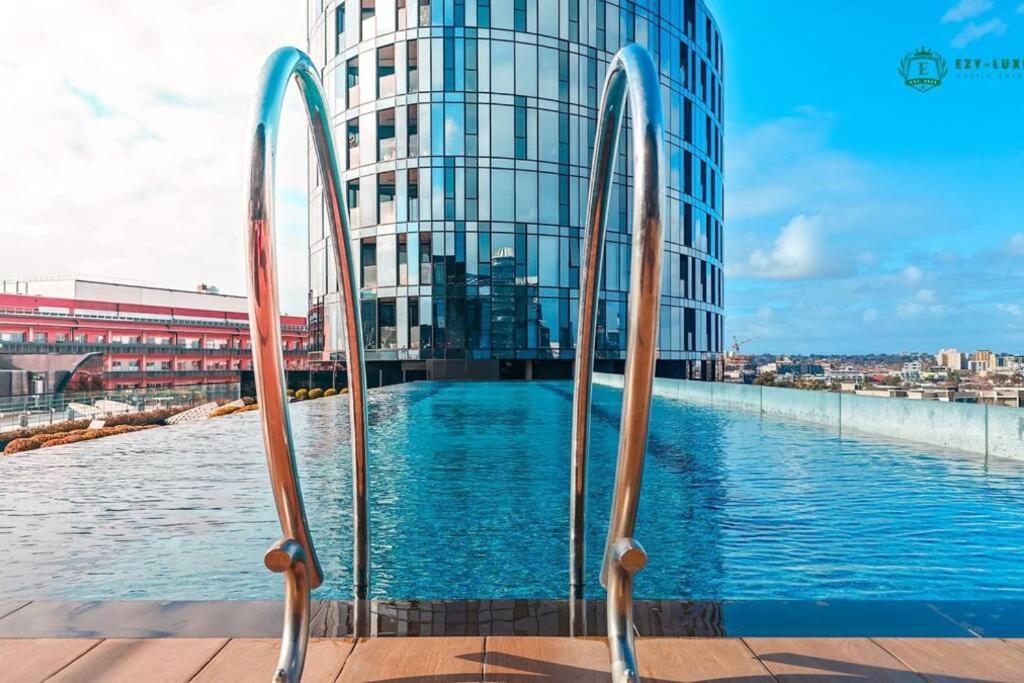 Elegant In Park With Rooftop Infinity Pool On St Kilda Road, Melbourne