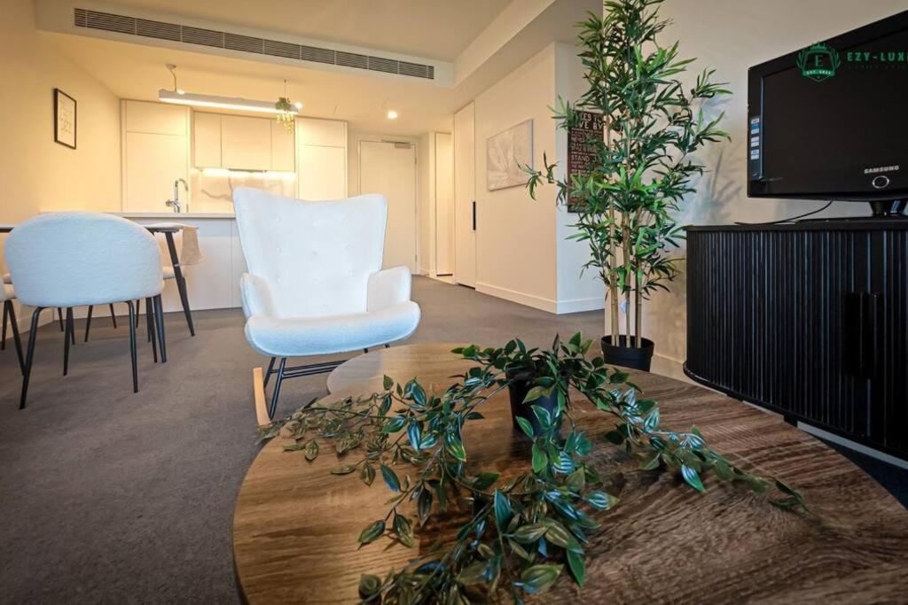 Elegant In Park With Rooftop Infinity Pool On St Kilda Road,