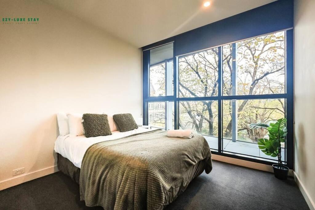 Elegant In Park With Rooftop Infinity Pool On St Kilda Road, Apartment